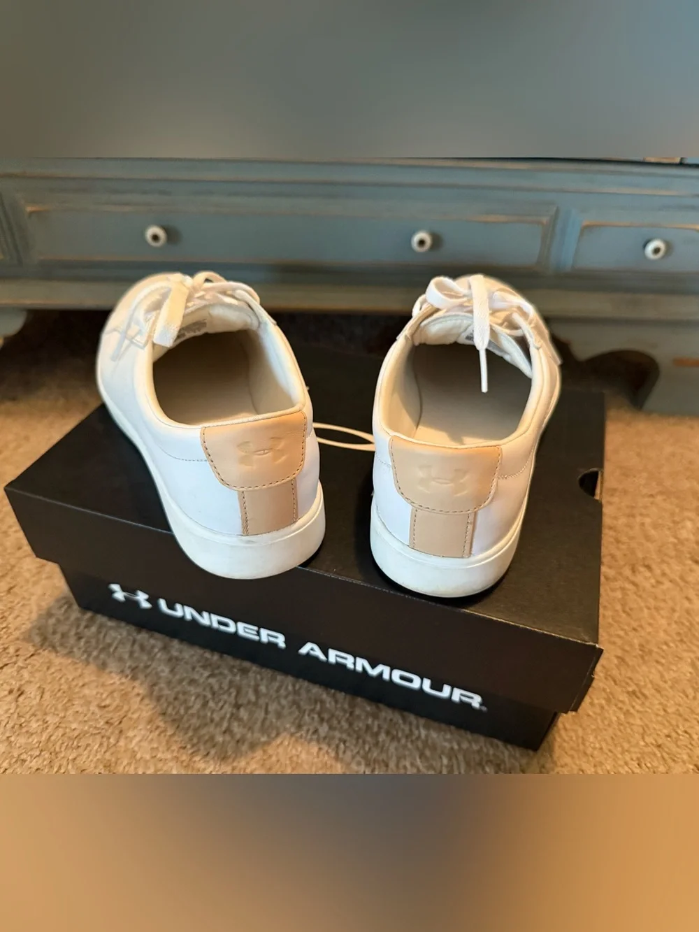 Under Armour White Women's Low-Top shoes tennis Sneakers 7.5 gum sole $90